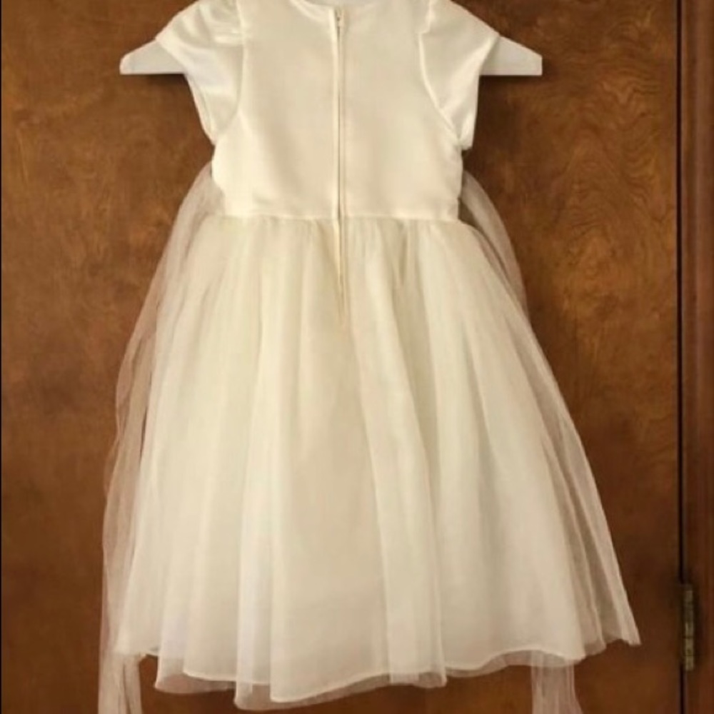 2T Ivory flower girl dress. Has been professionally dry cleaned